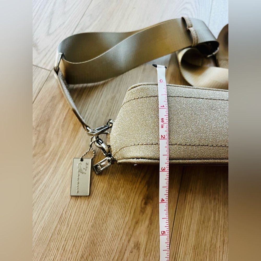 VINTAGE HAVANA Gold Metallic Star Crossbody Bag; NWOT! Perfect Size
8x5x3 inches - Picture 8 of 9